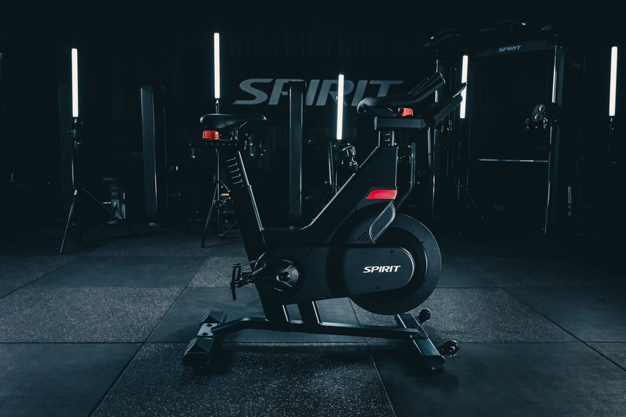 Spirit SBC900 · Bicicleta de spinning com resistência eletromagnética e luz de coaching